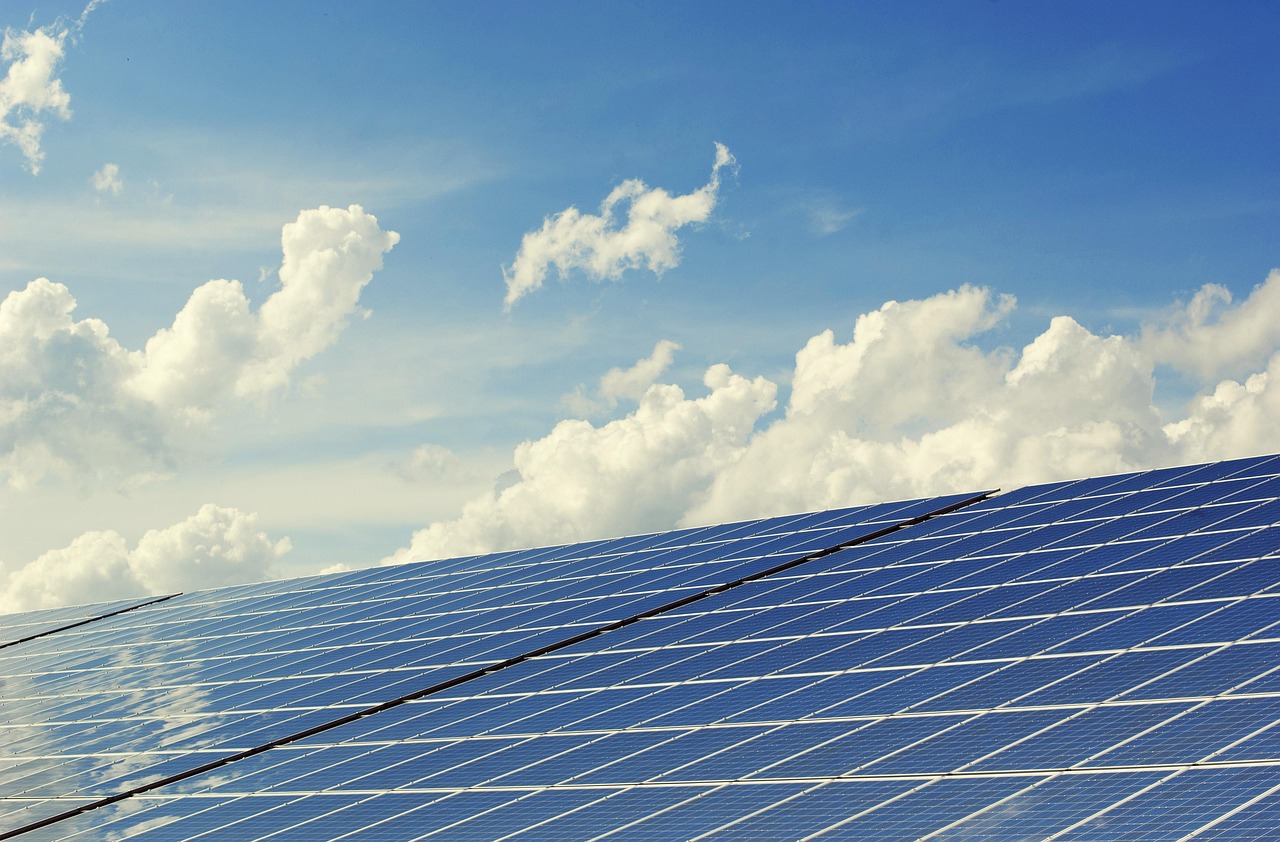 Huiseigenaar vergelijkt zonnepanelen en windturbines.