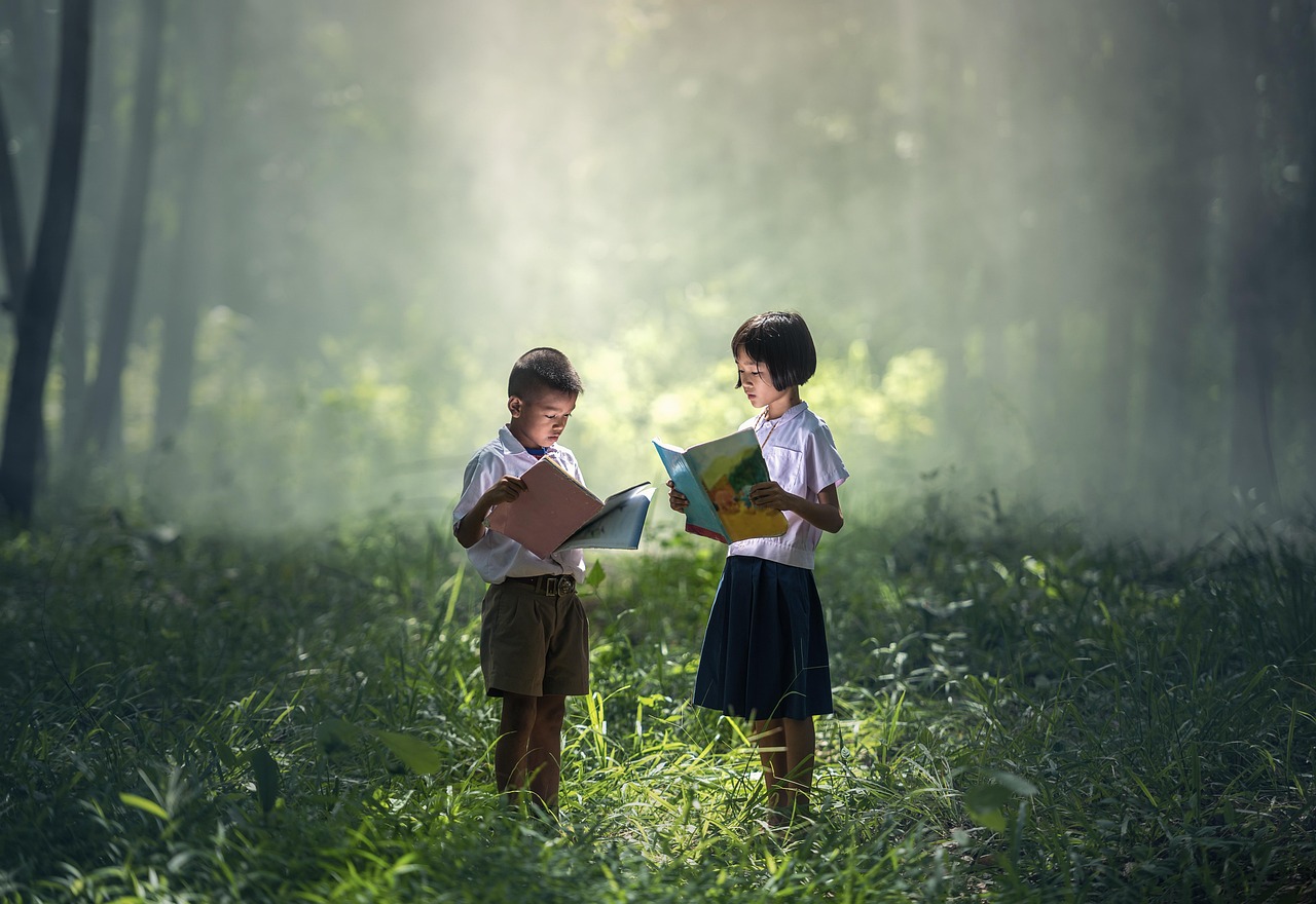 Kinderen spelen in speelhoek met houten elementen. Kinderen spelen in speelhoek met houten elementen.
