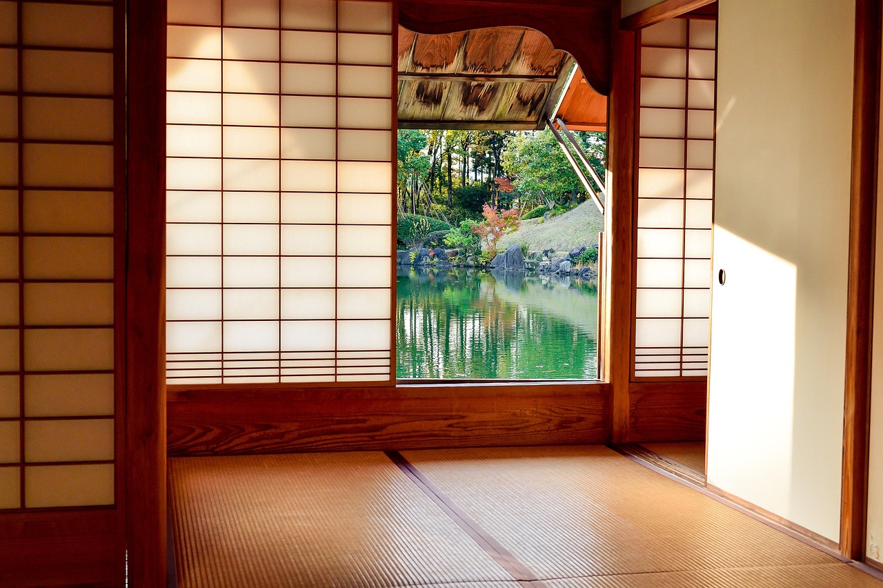 Eenvoudige Japanse theeset op een houten tafel. Eenvoudige Japanse theeset op een houten tafel.