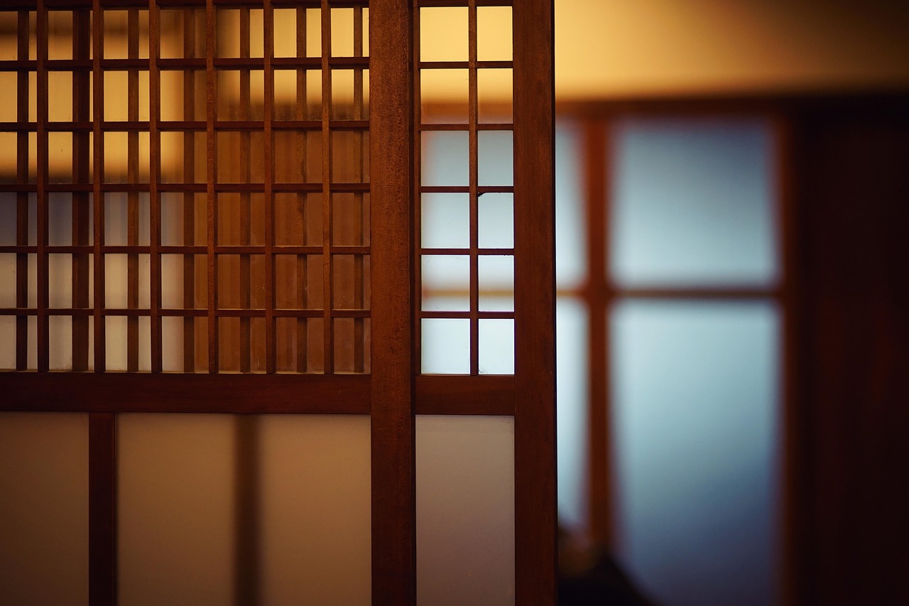 Heldere kamer met strakke lijnen en Japanse minimalisme. Heldere kamer met strakke lijnen en Japanse minimalisme.