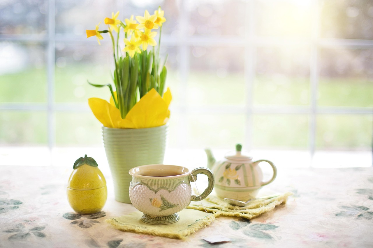 Sobere paastafel met elegante glazen en bloemen.