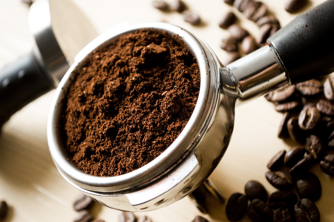 Energiezuinig koffiezetapparaat met biologische koffiebonen. Energiezuinig koffiezetapparaat met biologische koffiebonen.