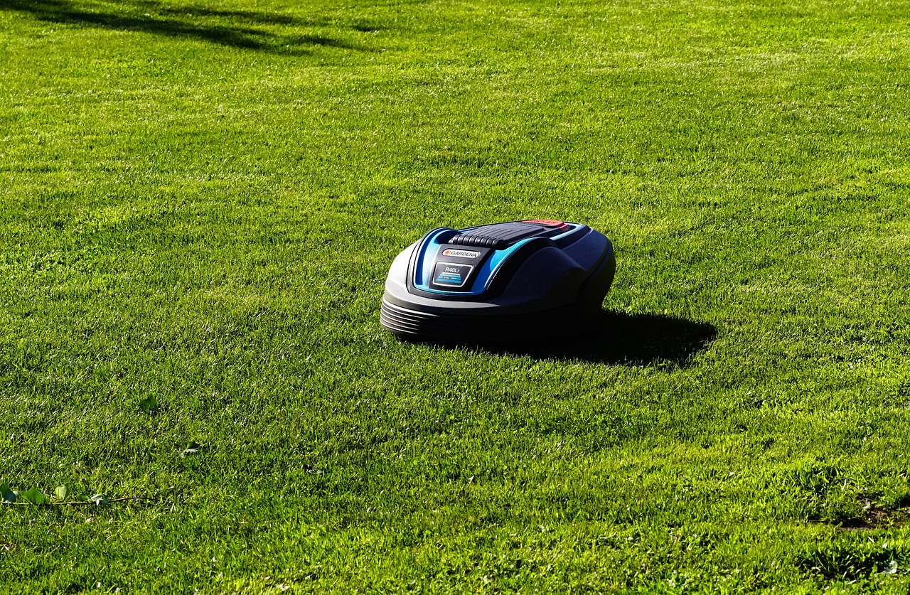 Verschillende robotmaaiers op rij in tuin. Verschillende robotmaaiers op rij in tuin.