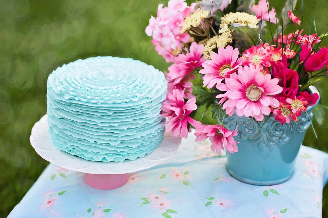 Heldere pastel linnen tafellakens buiten op tafel. Heldere pastel linnen tafellakens buiten op tafel.