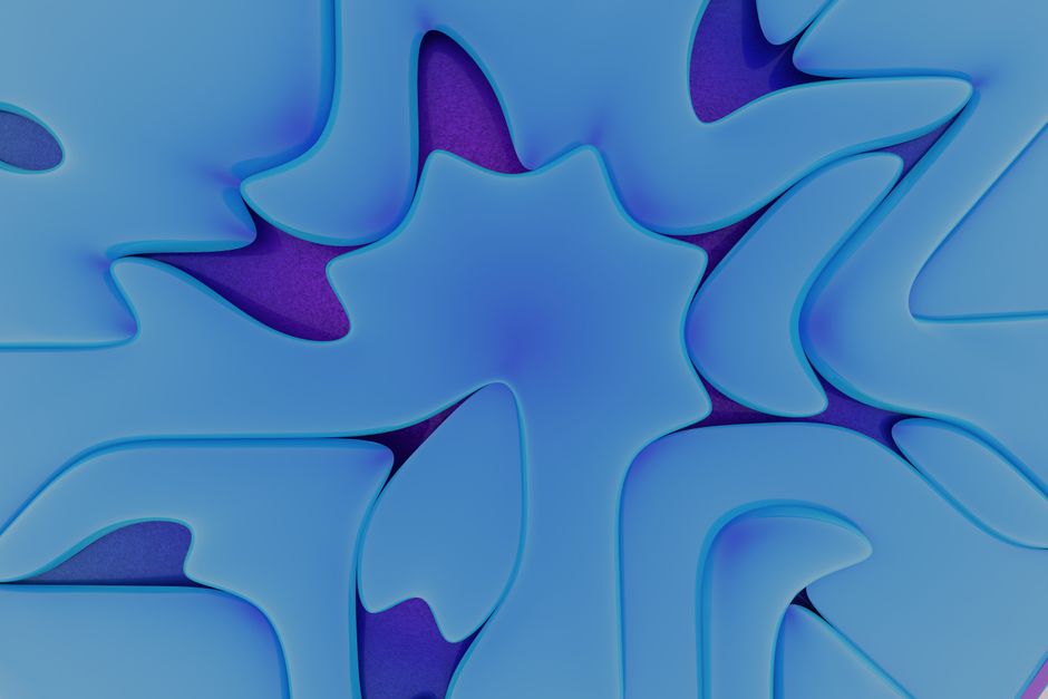 Kleurrijke 3D-kunstwerken aan een woonkamerwand.