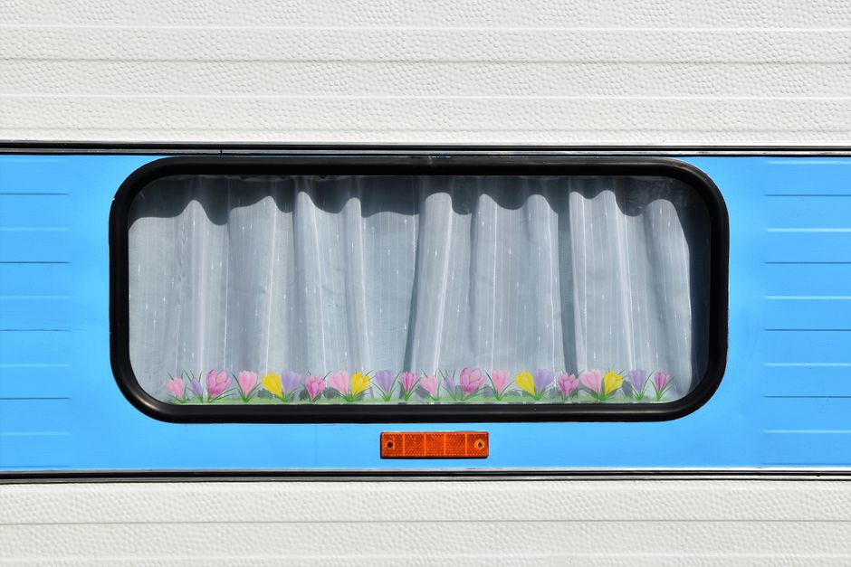 Gehaakte gordijnen in een nostalgische caravanomgeving. Gehaakte gordijnen in een nostalgische caravanomgeving.