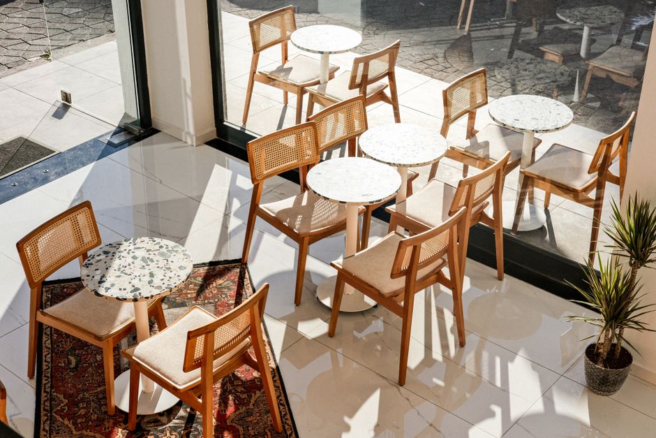 Stijlvolle terrazzo tafel in hedendaagse woonkamer.