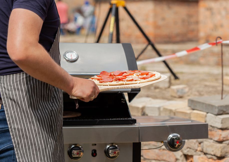 Knapperige pizza in een traditionele buitenoven.