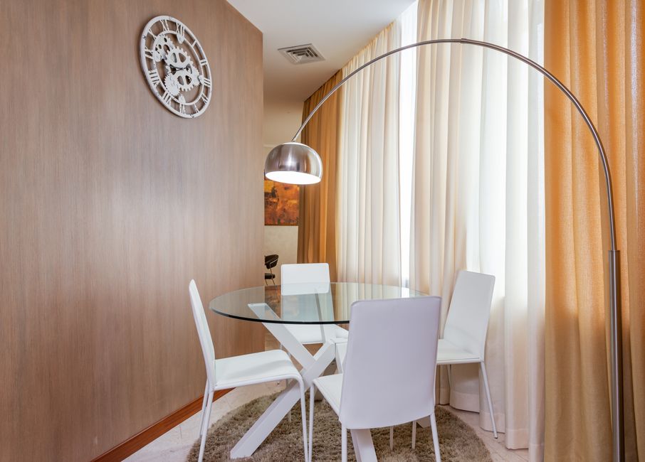 Verfrissende zomerse inrichting met heldere wanddecoraties. Verfrissende zomerse inrichting met heldere wanddecoraties.