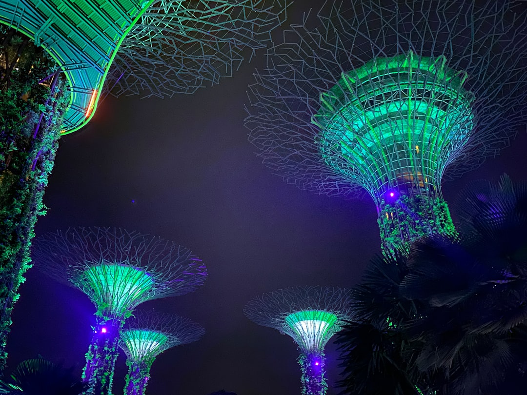 Futuristische tuinlampen met zonne-energie in schemering. Futuristische tuinlampen met zonne-energie in schemering.