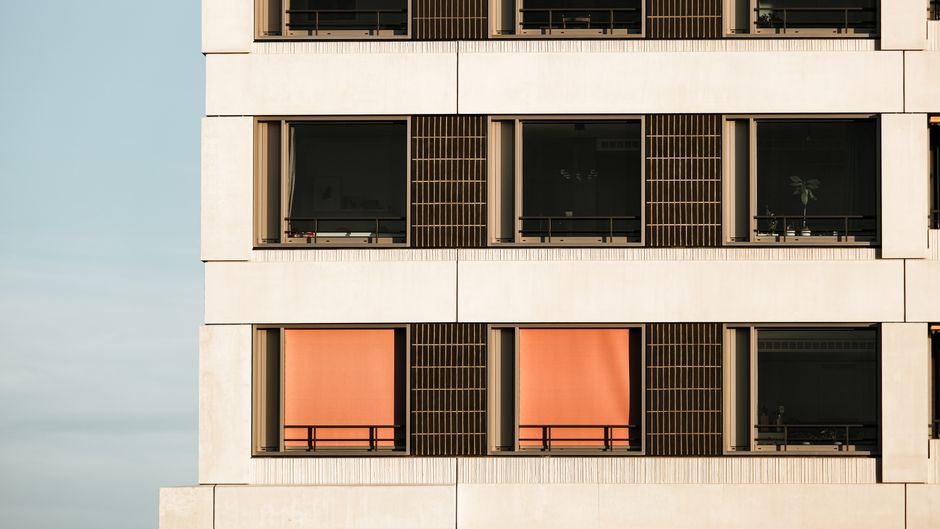 Automatische rolluiken verduisteren een slaapkamer