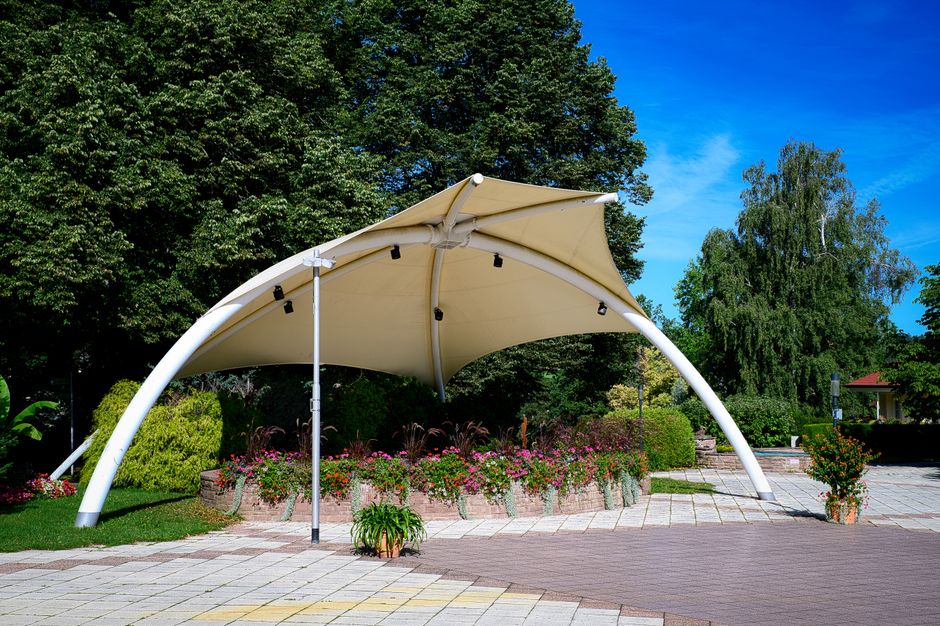 Creatief gebruik van parasols in zonovergoten tuin.