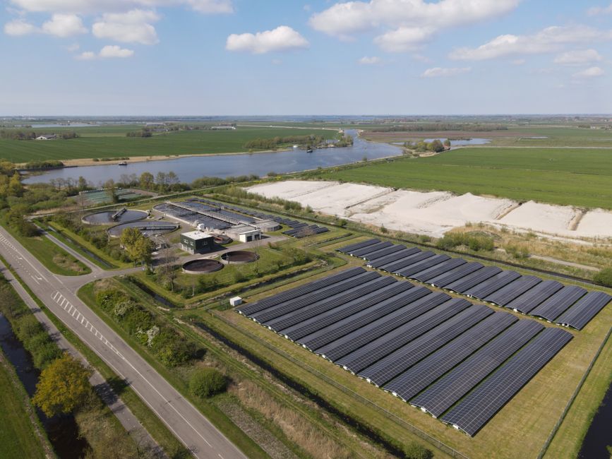 Slimme zonne-energie-opslag in huishoudelijke batterij. Slimme zonne-energie-opslag in huishoudelijke batterij.