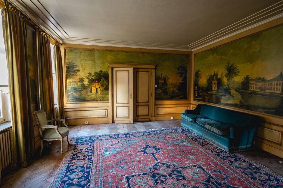 Moderne opvouwbare stoel in kleine ruimte.