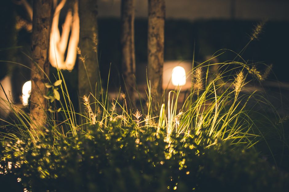 Decoratieve lantaarns verlichten moderne tuin. Decoratieve lantaarns verlichten moderne tuin.