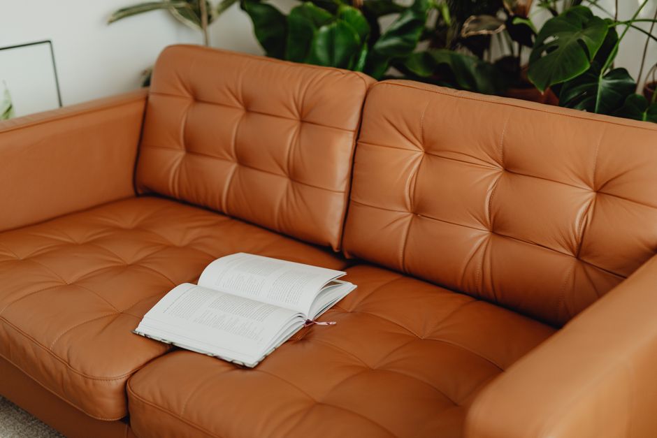 Trendy vegan leren poef in minimalistisch interieur.