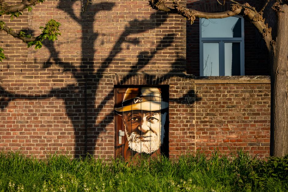 Kleine souvenirs met schilderijen van zeilboten.