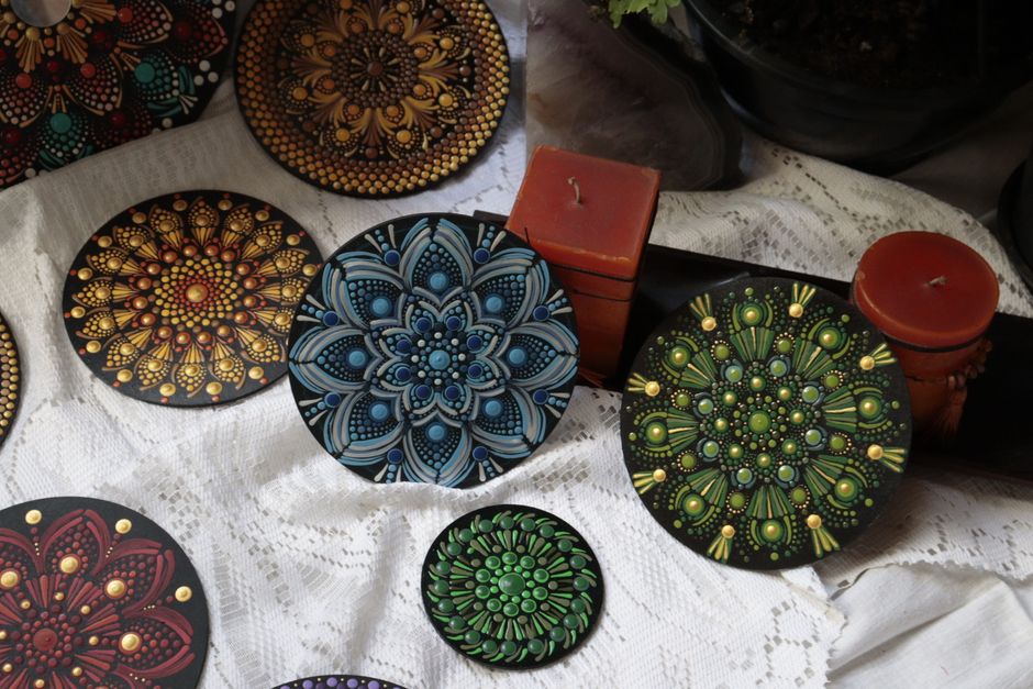 Gezellige keuken met mandala-motieven op theedoeken. Gezellige keuken met mandala-motieven op theedoeken.